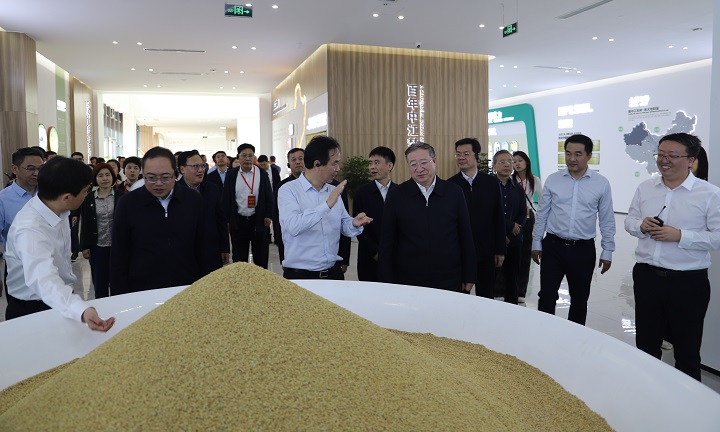 国家粮食和物资储备局局长刘焕鑫到尊龙凯时集团中江种业调研